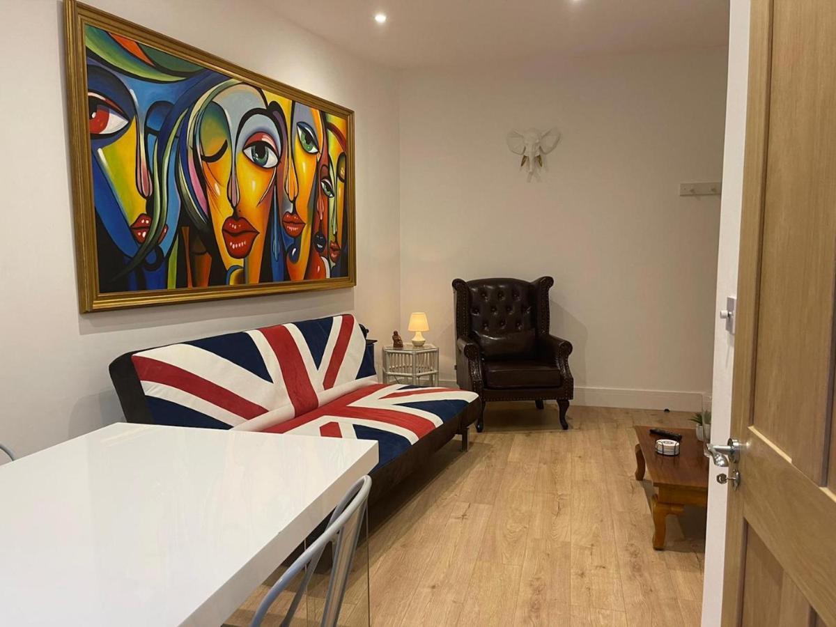 Appartamento Bagshot Pennyhill Camberley Ascot Luxury 2 Beds 1 Bath Sleeps 4 Pets Ok Permit Parking Esterno foto