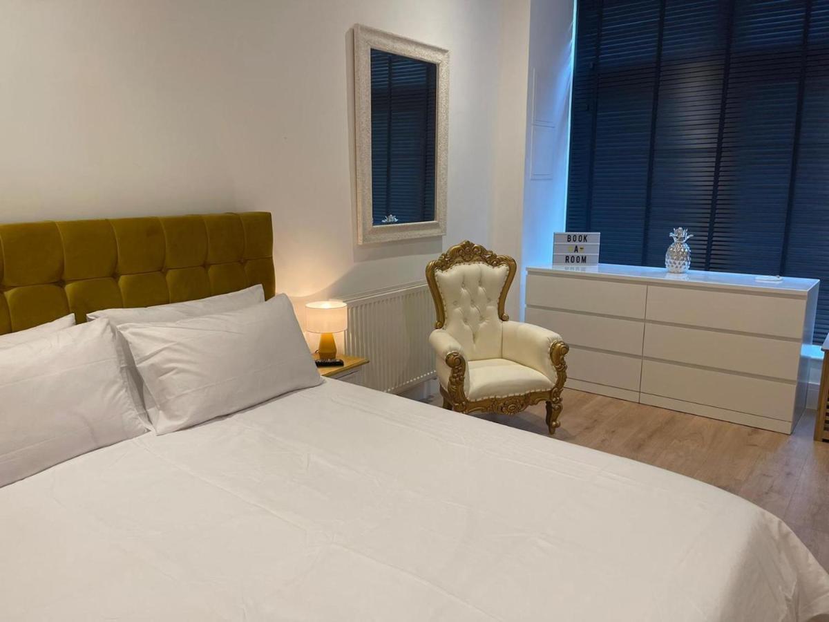 Appartamento Bagshot Pennyhill Camberley Ascot Luxury 2 Beds 1 Bath Sleeps 4 Pets Ok Permit Parking Esterno foto