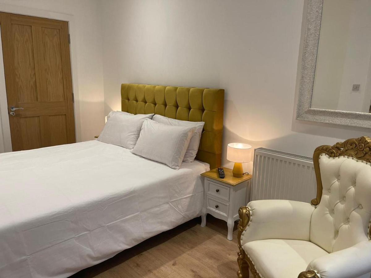 Appartamento Bagshot Pennyhill Camberley Ascot Luxury 2 Beds 1 Bath Sleeps 4 Pets Ok Permit Parking Esterno foto