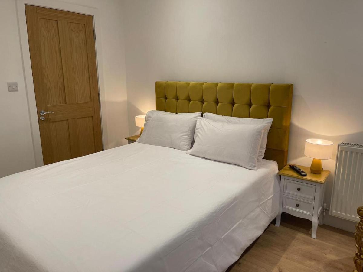 Appartamento Bagshot Pennyhill Camberley Ascot Luxury 2 Beds 1 Bath Sleeps 4 Pets Ok Permit Parking Esterno foto