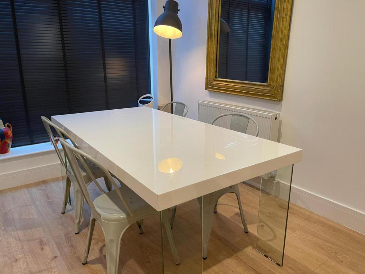 Appartamento Bagshot Pennyhill Camberley Ascot Luxury 2 Beds 1 Bath Sleeps 4 Pets Ok Permit Parking Esterno foto