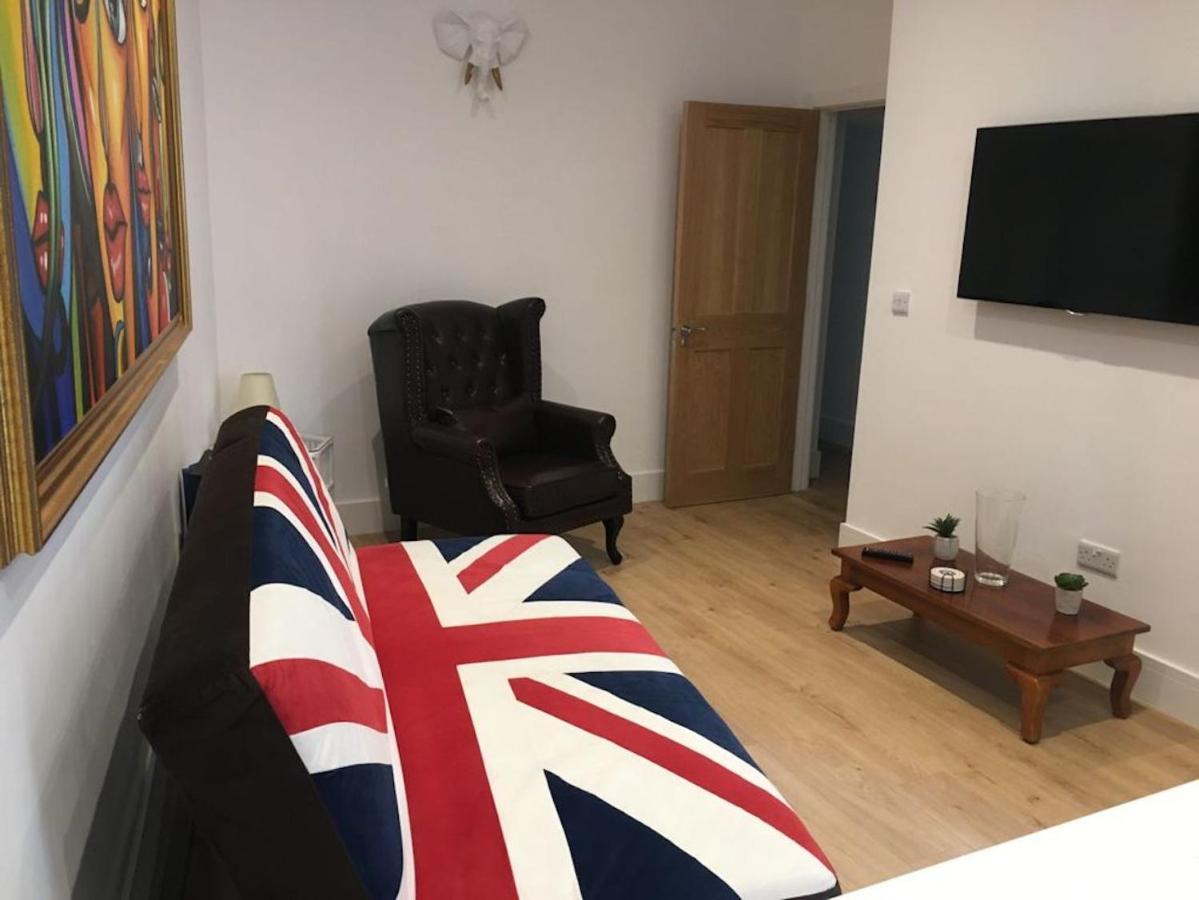 Appartamento Bagshot Pennyhill Camberley Ascot Luxury 2 Beds 1 Bath Sleeps 4 Pets Ok Permit Parking Esterno foto