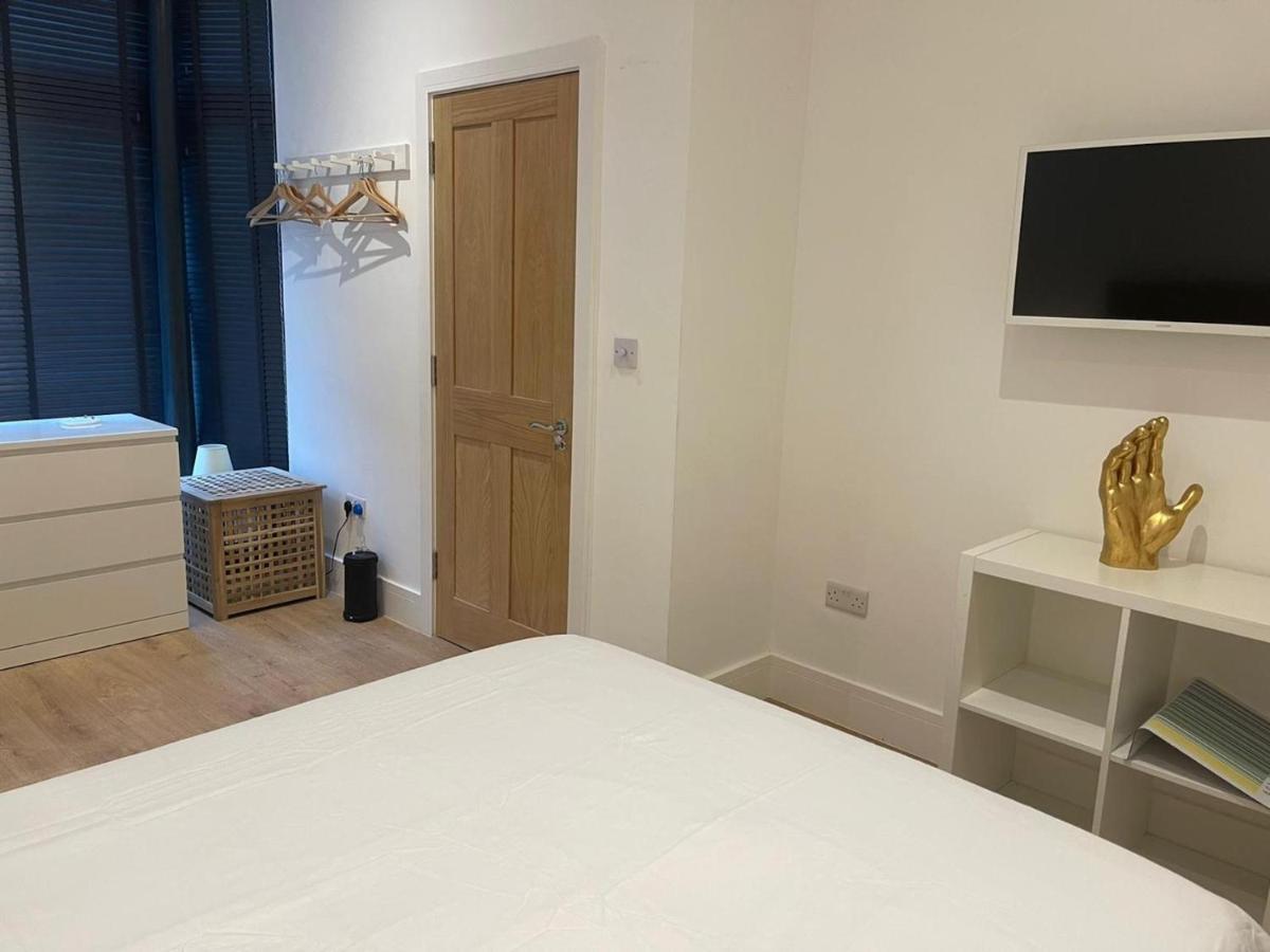 Appartamento Bagshot Pennyhill Camberley Ascot Luxury 2 Beds 1 Bath Sleeps 4 Pets Ok Permit Parking Esterno foto